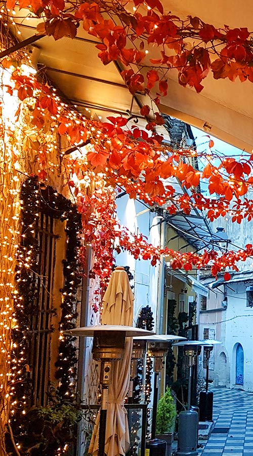 Esplorando il Natale greco: tradizioni uniche e sapori autentici image